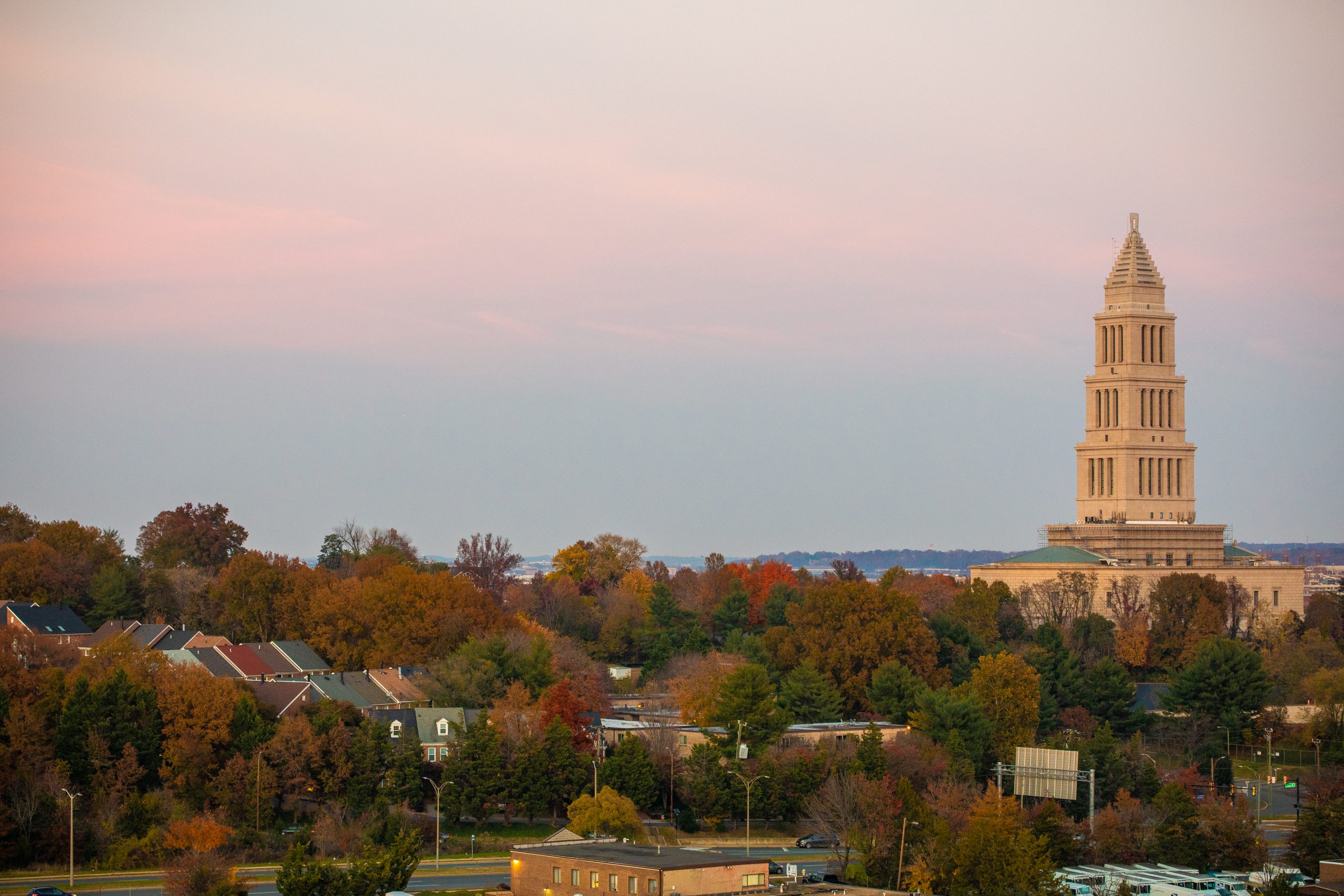 Sweeping views of the The George Washington Masonic National Memorial and beyond